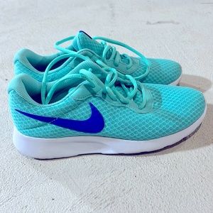 EUC Nike Tennis Shoes